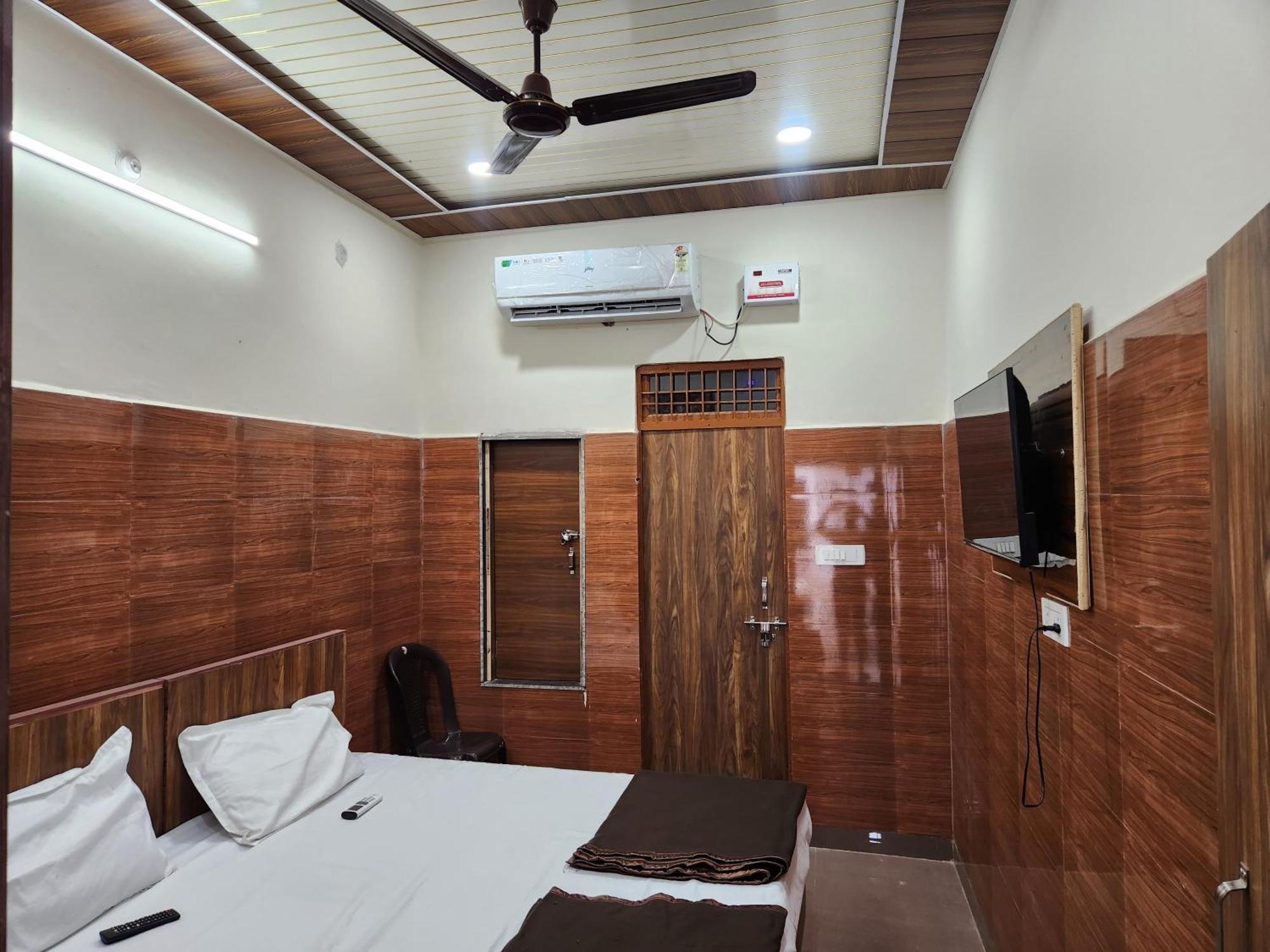 Hotel Shree Radha Rani Dham, Near Iskcon And Prem Mandir Vrindāvan Exteriér fotografie